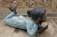 Mädchen liegt und liest, Bronze