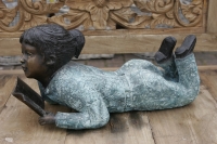 Mädchen liegt und liest, Bronze