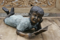 Junge liegt und liest, Bronze