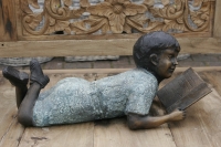 Junge liegt und liest, Bronze