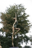 Ballerina mit Ring oben, Bronze