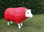 Buntes Schaf rot Kopf hoch groß
